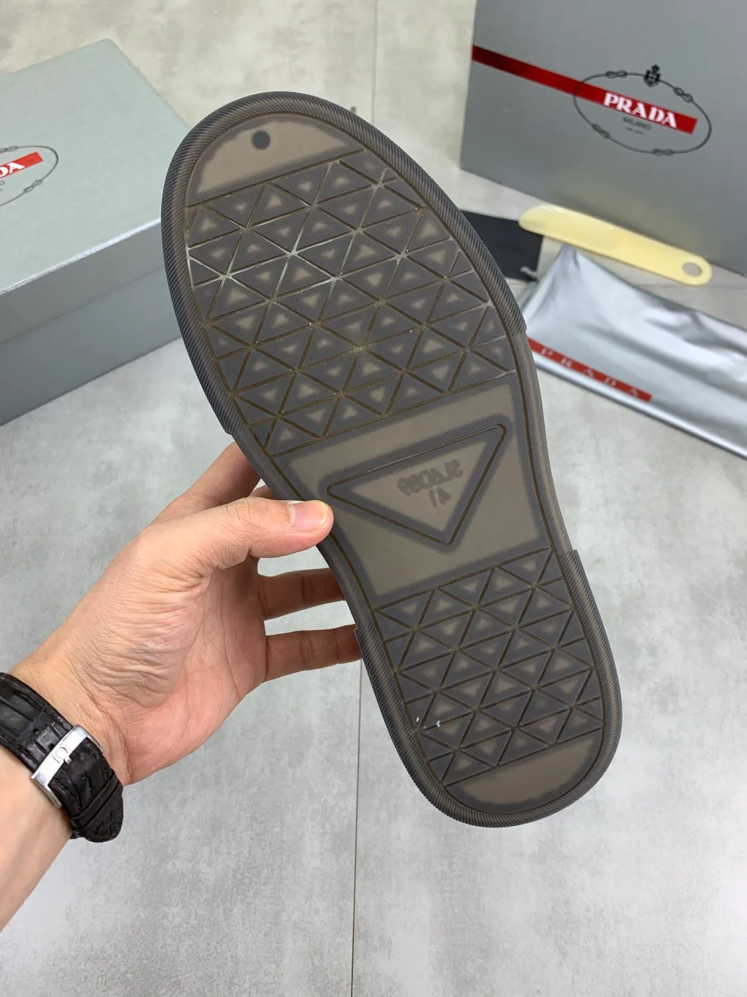 Men's Men's Shoes 💰P600 💰【New Style】 The latest model of high-quality PRADA classic men's shoes has been launched on the official website at 1:1, synchronized in Hong Kong, and on the same catwalk; all made of calfskin➕imported cowhide lining, 🍡🍡original rubber outsole, non-slip and wear-resistant; comfortable on the feet, attractive style, fine workmanship, and simple and neat shoe lasts, showing the courage and toughness of men, 👍Size: 39-44 (45 can be customized) black White color🉑️choose